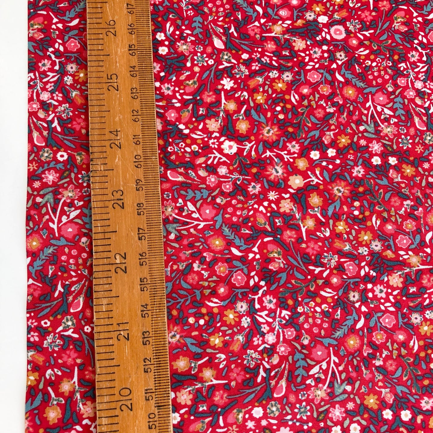 Art Gallery Fabrics 'Wintertide': Fine Cotton 'Wintertide Blooms' in Jolly