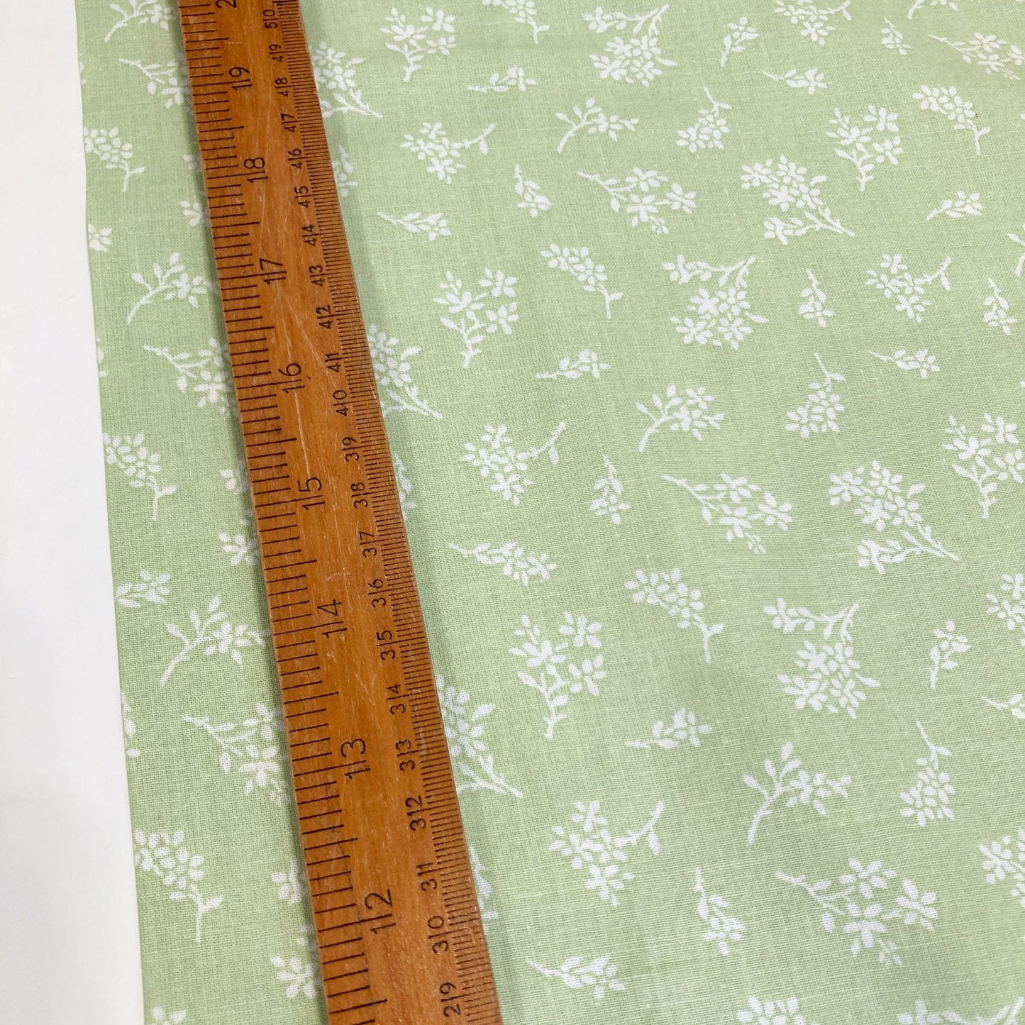 Deadstock: Ex-Joann Quilting Cotton 'Apple Sprigs'