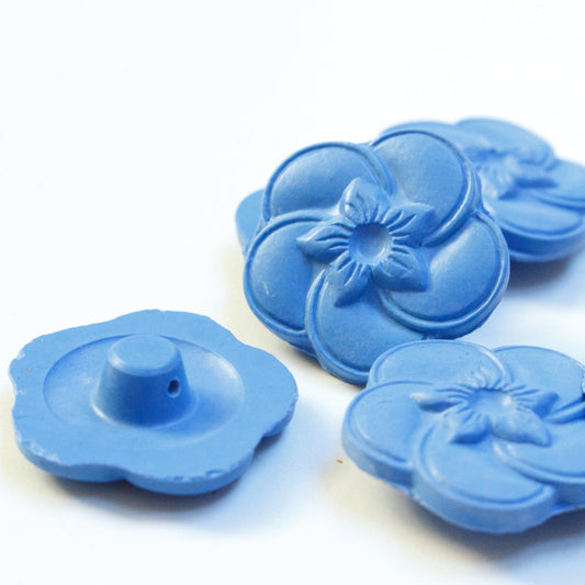 Vintage Plastic Flower Buttons in Periwinkle Blue, 22mm