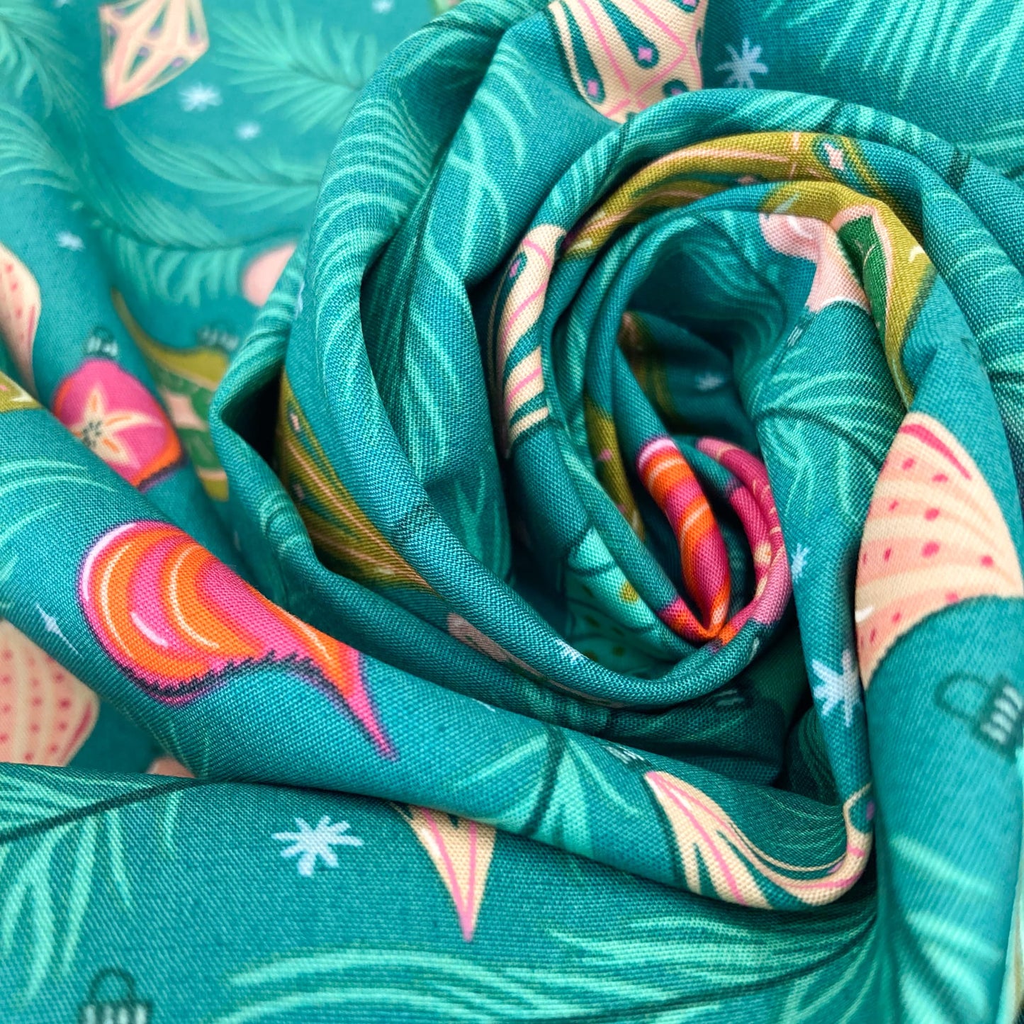 Art Gallery Fabrics 'Christmas in Colour': Fine Cotton 'Jingle all the Way' in Spruce