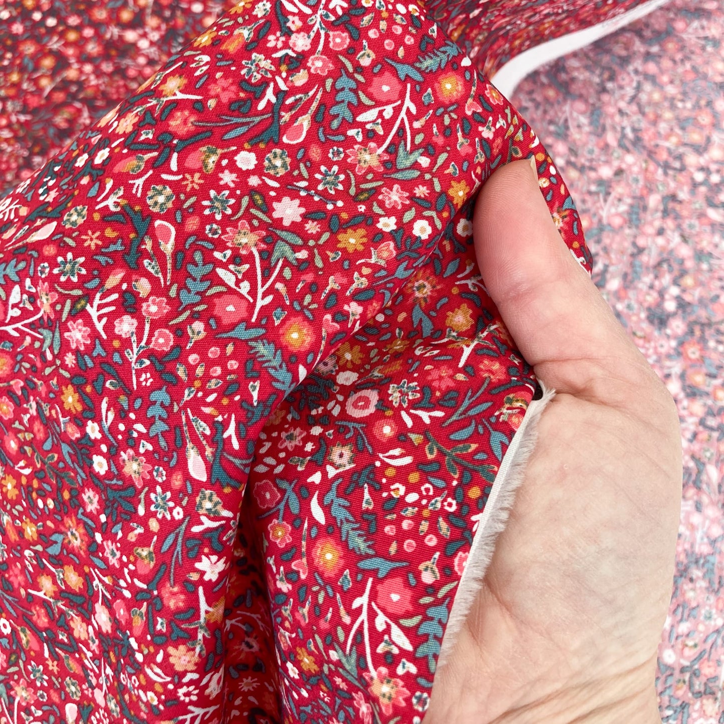 Art Gallery Fabrics 'Wintertide': Fine Cotton 'Wintertide Blooms' in Jolly