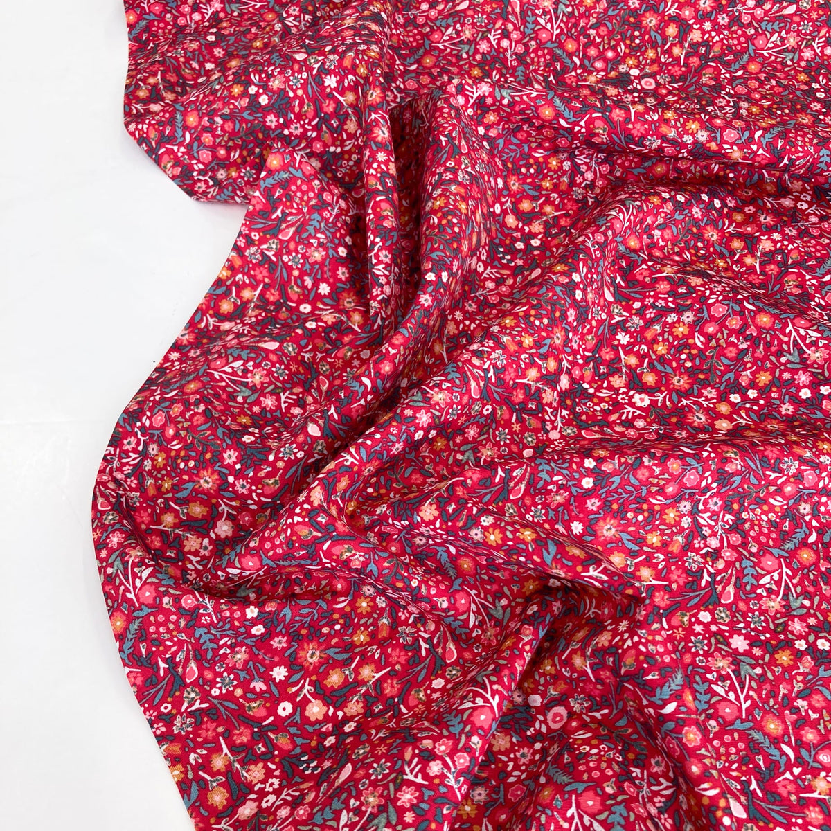 Art Gallery Fabrics 'Wintertide': Fine Cotton 'Wintertide Blooms' in Jolly
