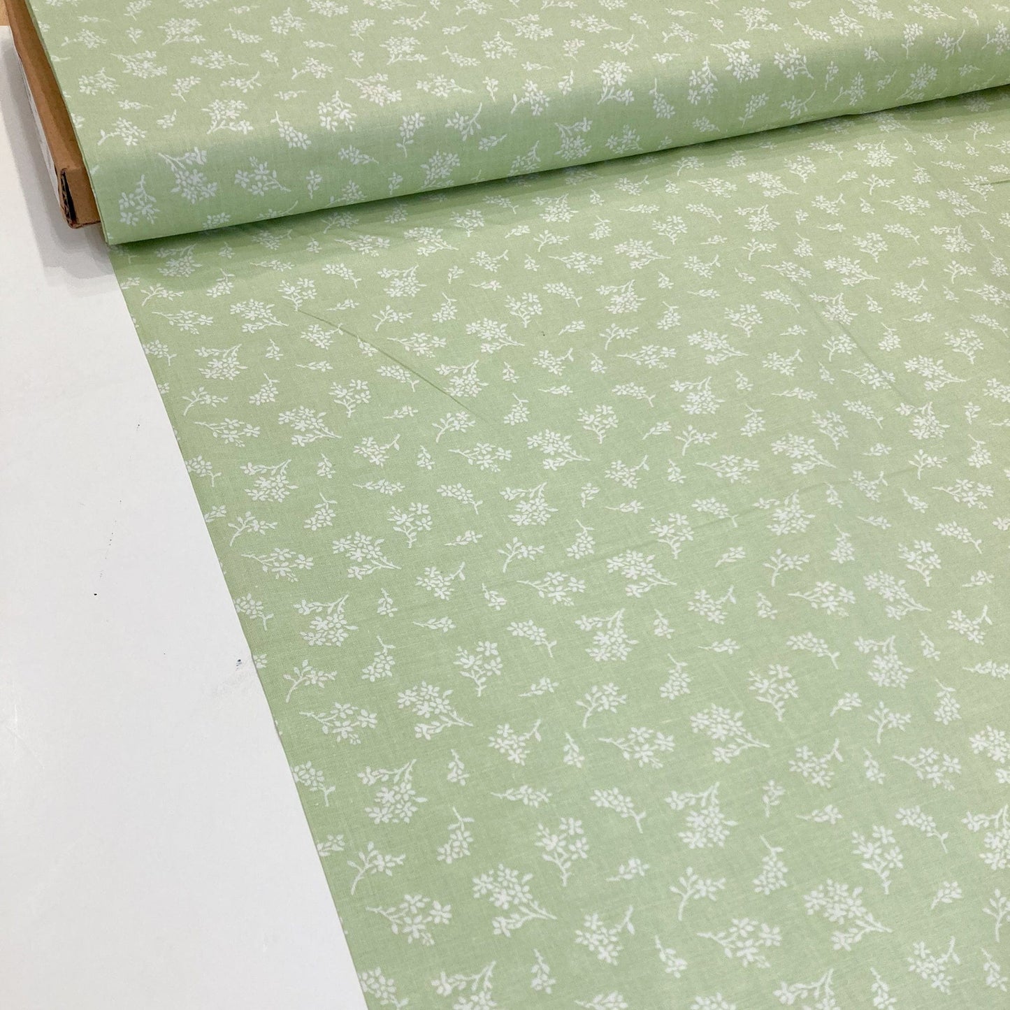 Deadstock: Ex-Joann Quilting Cotton 'Apple Sprigs'