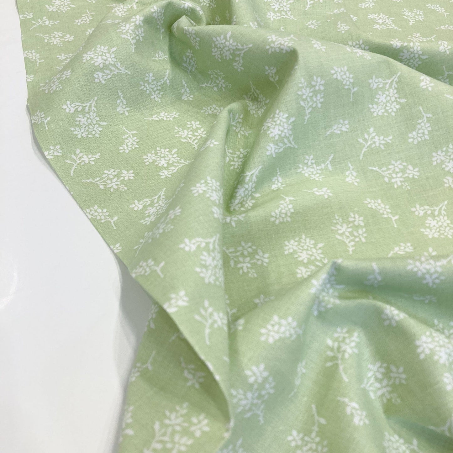 Deadstock: Ex-Joann Quilting Cotton 'Apple Sprigs'
