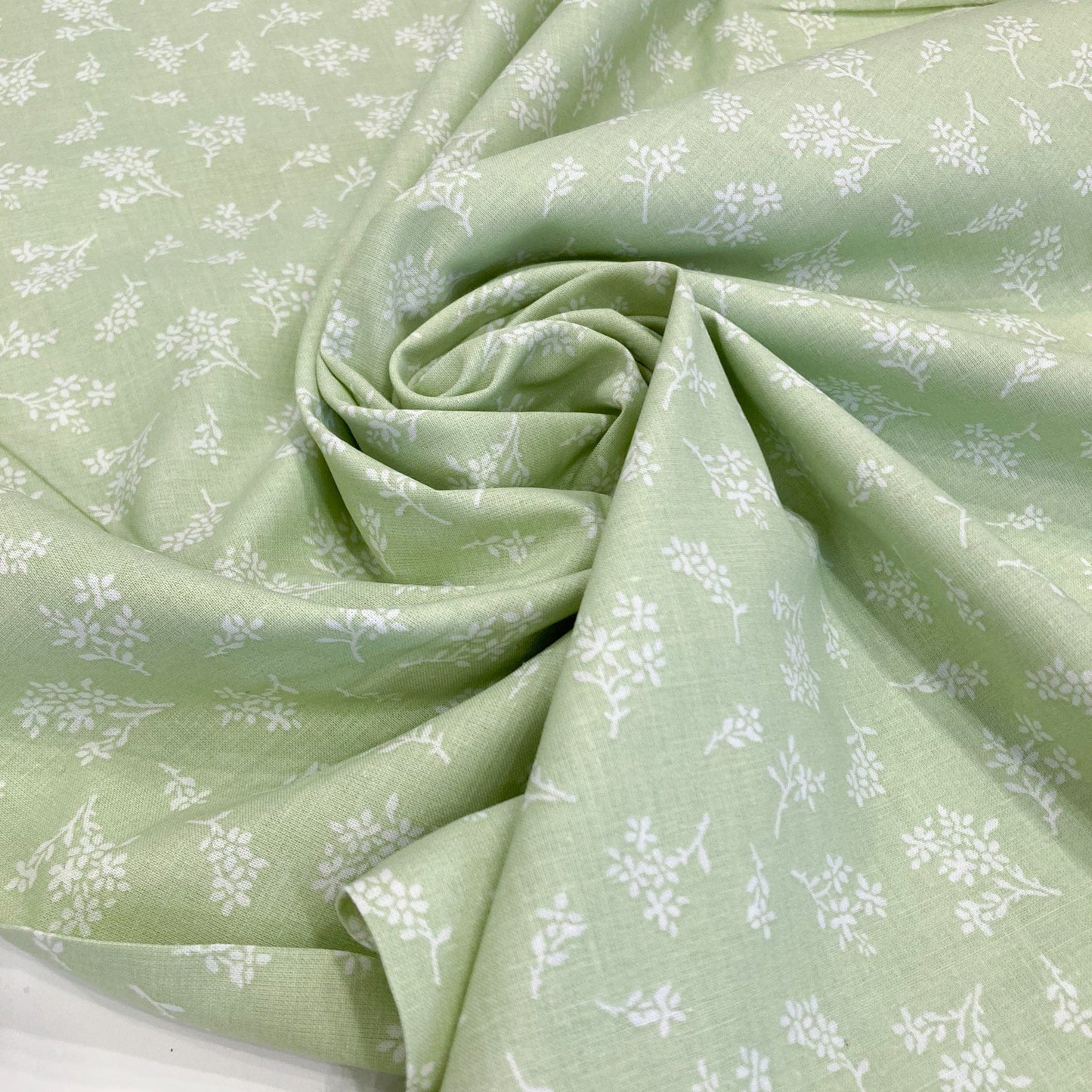 Deadstock: Ex-Joann Quilting Cotton 'Apple Sprigs'