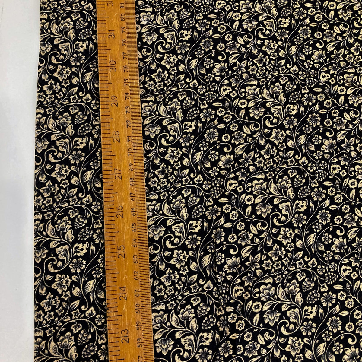 Fabric Freedom Quilting Cotton 'Country Garden' in Black