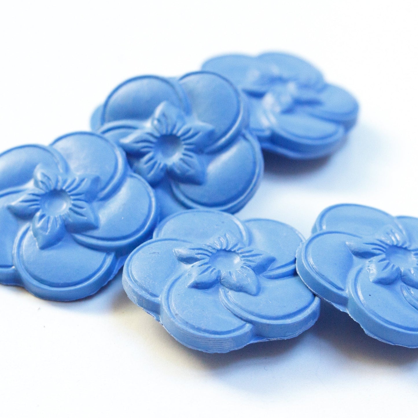Vintage Plastic Flower Buttons in Periwinkle Blue, 22mm