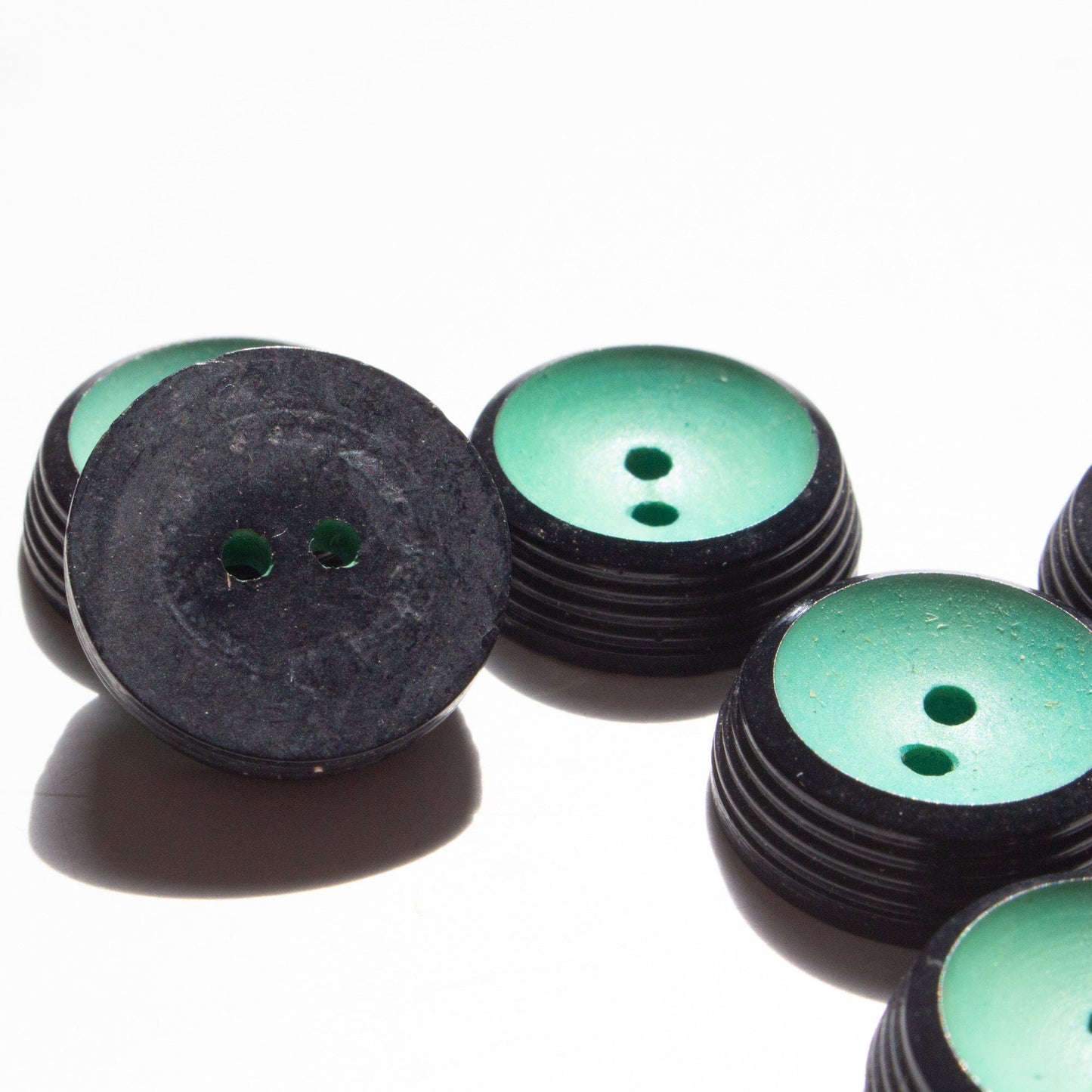 6 Vintage Wooden Buttons in Green and Black - 16 mm